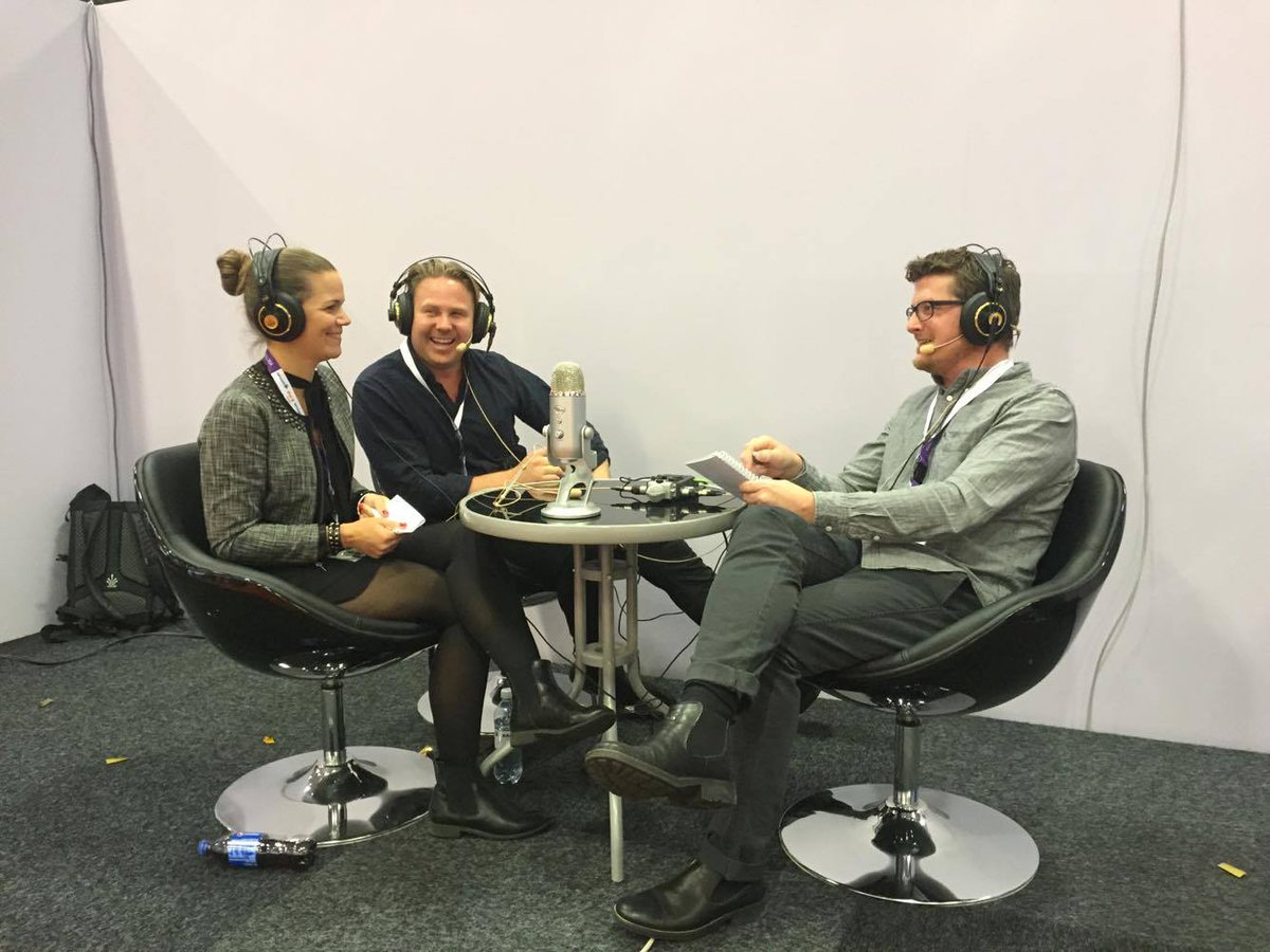 Fredrik Sandström i möte med Anna och Philip i en podcast